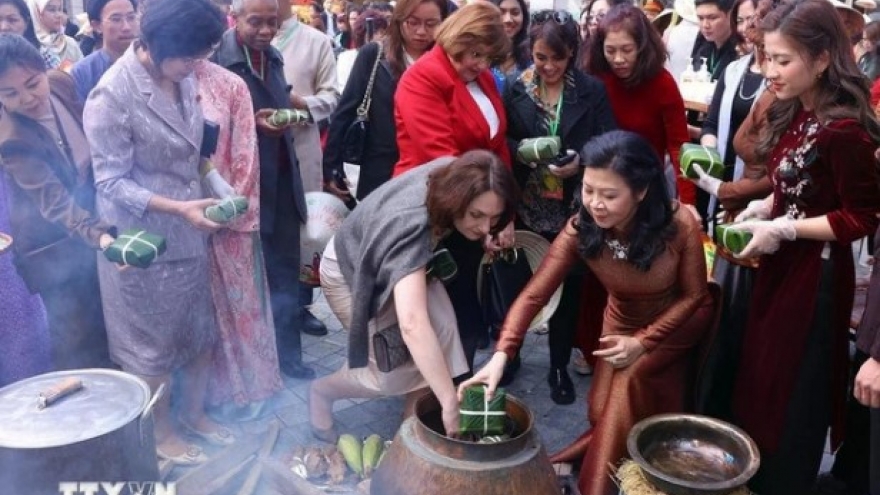 Party chief’s spouse, foreign female ambassadors wrap ‘banh chung’